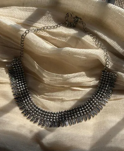 Leaf motif choker