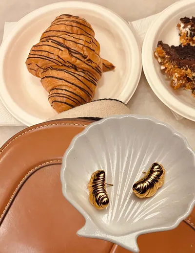 Croissant studs